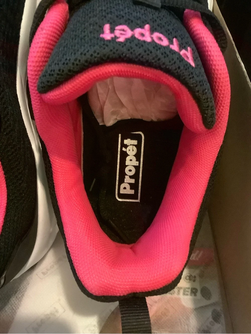 New in the box PROPET 10W Stability Strive Walking Sneakers Black & Hot Pink New